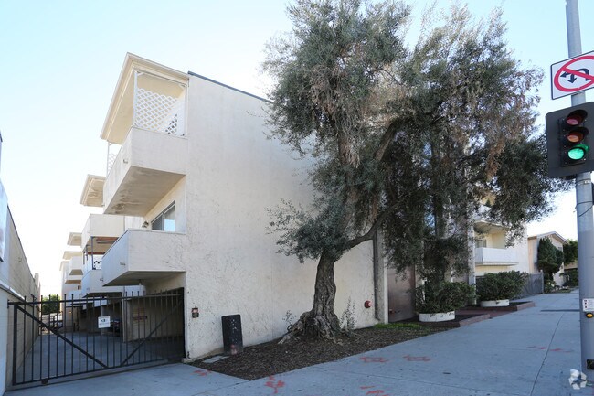 Building Photo - 10006 Palms Blvd