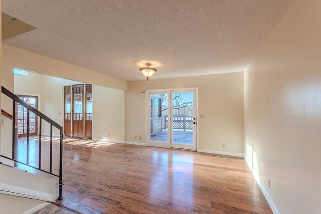 Building Photo - River View, Very Private Home!