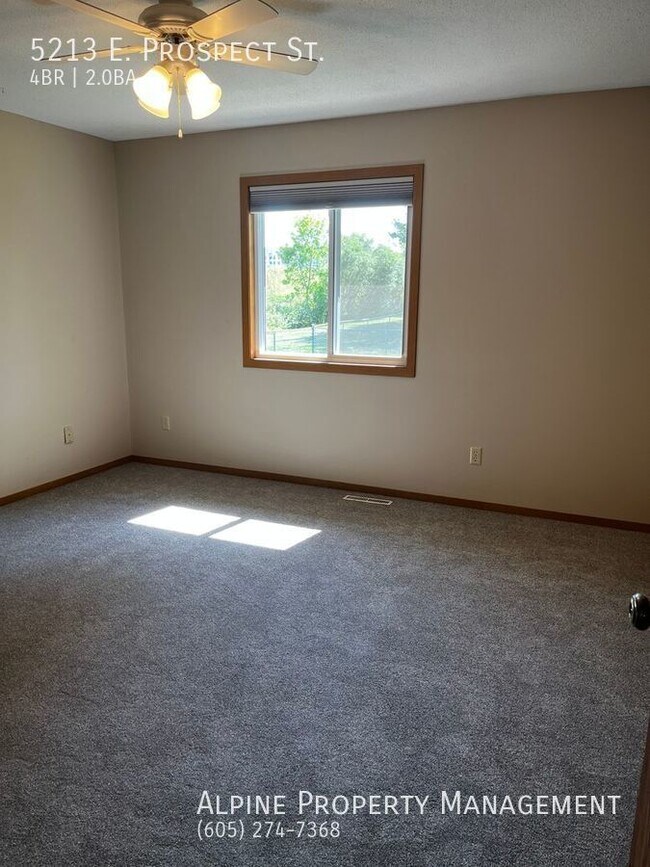 Building Photo - Newly Renovated 4 Bed/2 Bath East Side Ran...