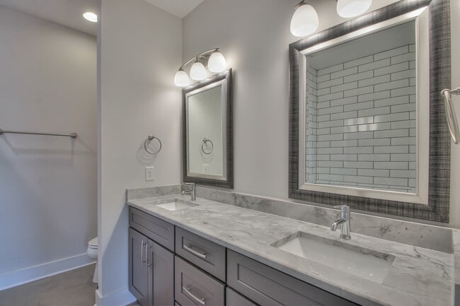 Building Photo - 1319B Pillow St