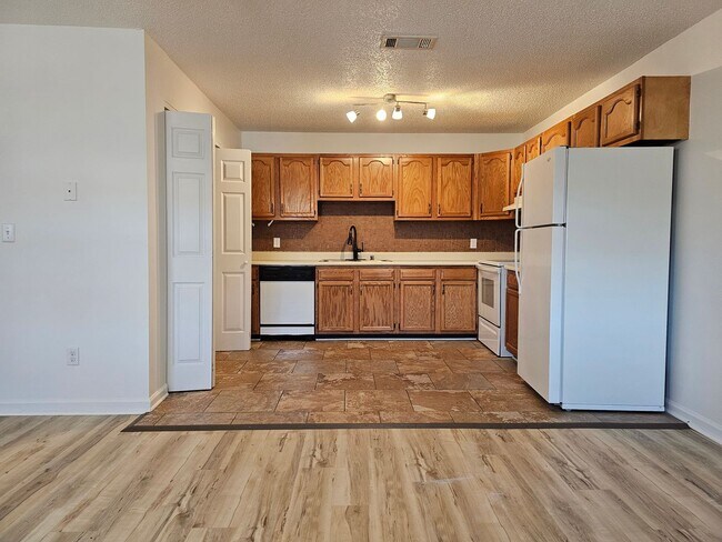 Building Photo - 1544 Diuguid Dr