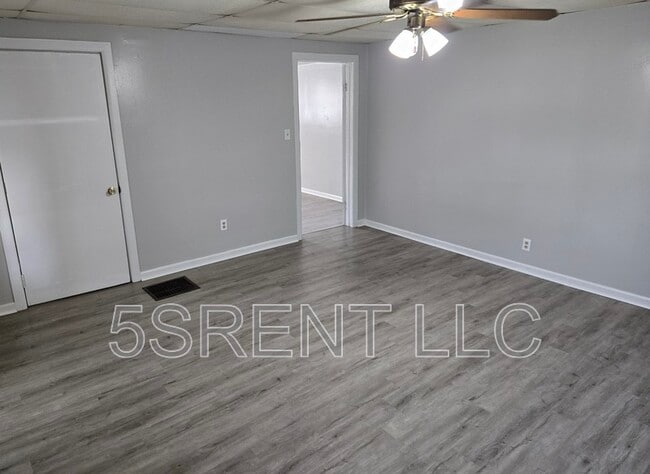 Building Photo - 236 S Mary Ellen St