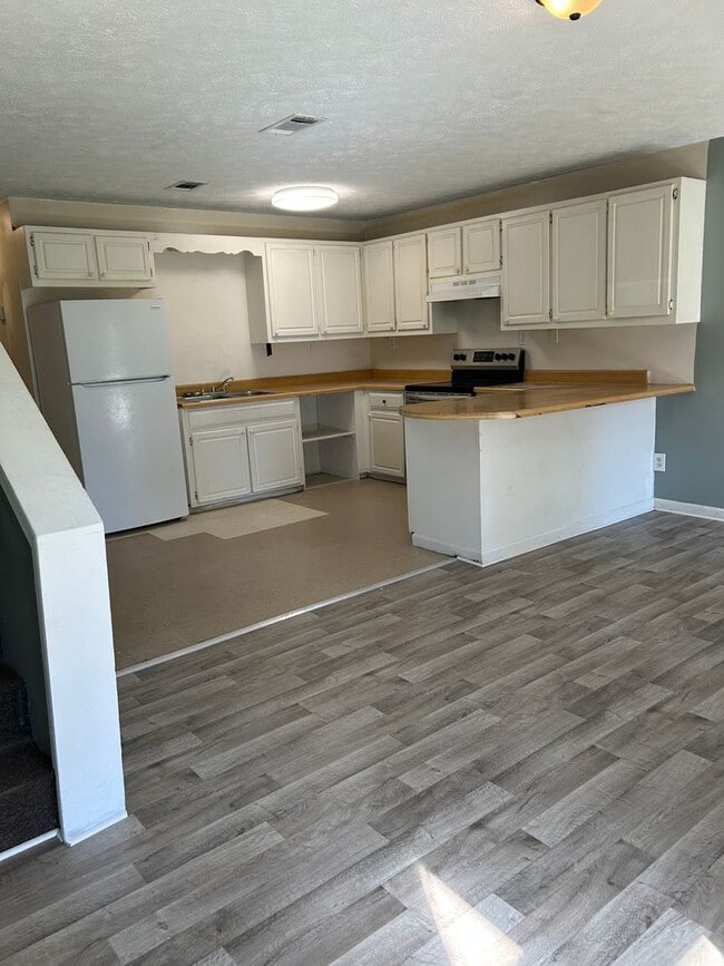 Building Photo - Renovated 3 Bedroom 2 Bath Home for Rent!