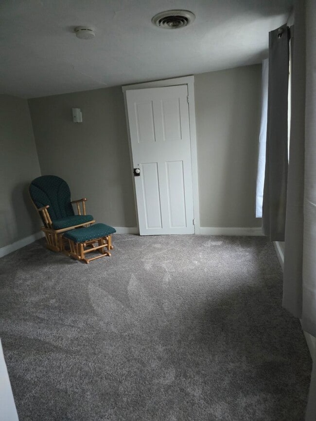 Building Photo - 3 Bedroom 1.5 Bath Located in Middletown