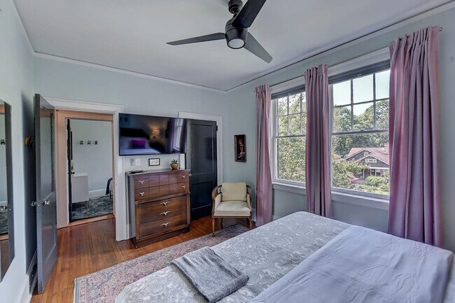 Building Photo - 518 Lamar Ave