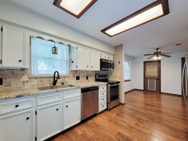 Building Photo - 10282 Valley Dr S