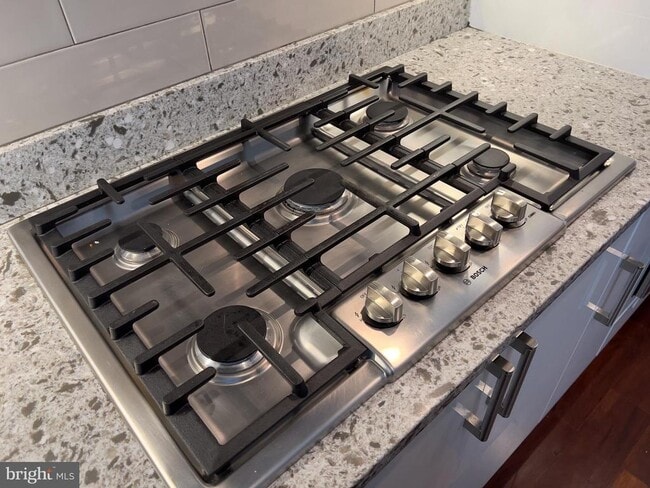 Building Photo - 423 Wallace St