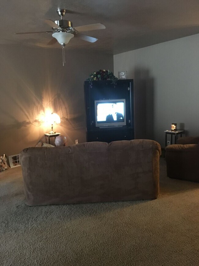 Building Photo - Townhome in Grand Legacy
