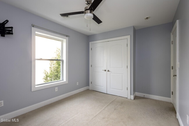 Building Photo - 949 Hudson Ave