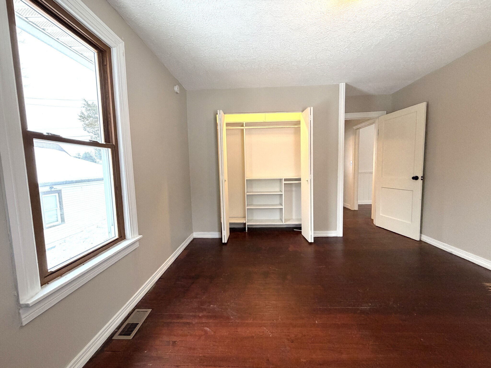 Building Photo - 988 N Maple St