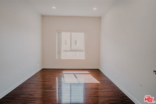 Building Photo - 12132 Hart St