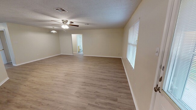 Building Photo - 2 Weeks Free Rent Move-In Special! Locatio...