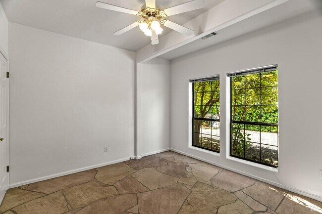 Building Photo - 6578 Oak Leaf Ct