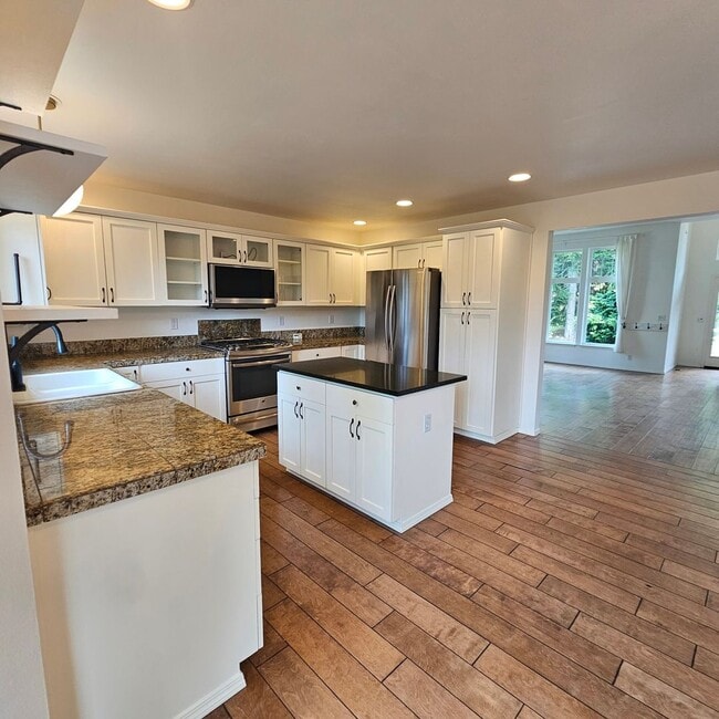 Building Photo - Bright and Stunning 2-Story Home with Dayl...