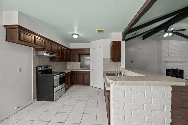 Building Photo - 6619 Indian Lake Dr
