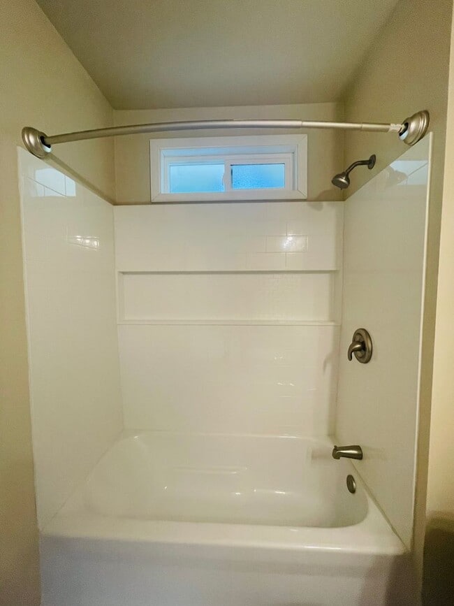 Building Photo - Charming 3-bedroom, 2-bathroom single story home located in the heart of Fillmore