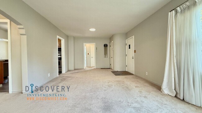 Building Photo - Attractive Mid-Century Modern Dimond Distr...
