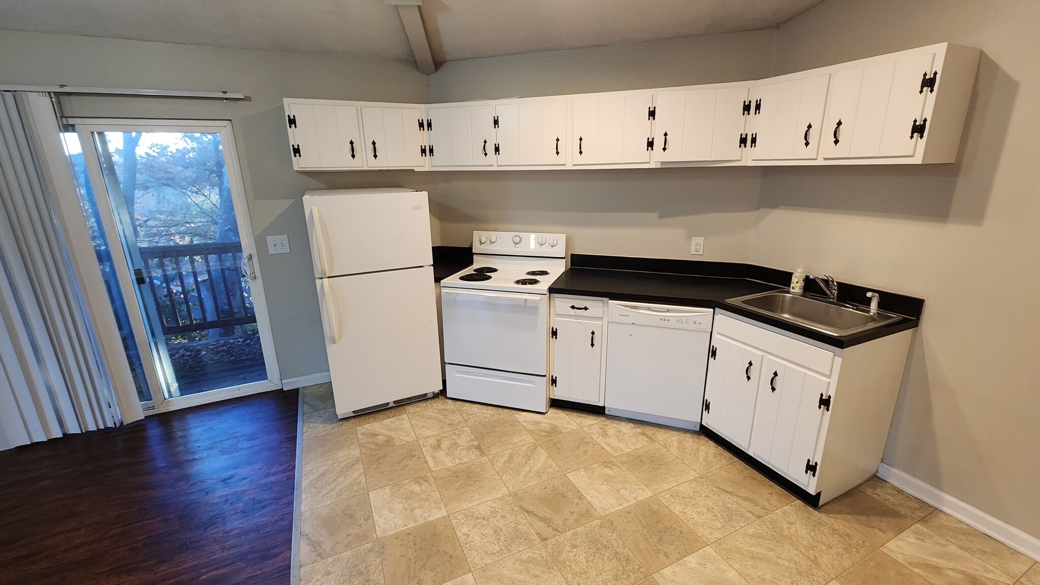 Kitchen - 735 Germantown Cir