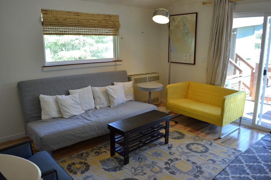 Living Room - 9870 River Rd