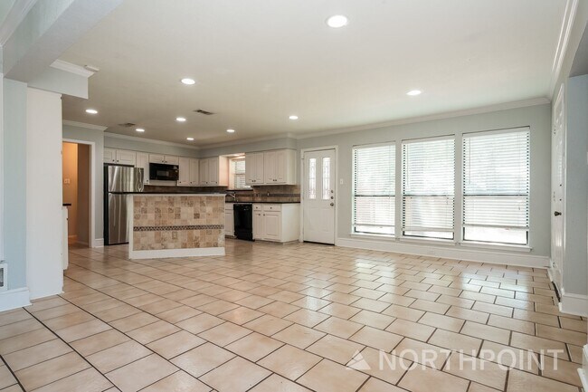 Building Photo - 4 BR/3.5BA | Newly Renovated Single Family Home | 1-Car Covered Parking |Backyard Deck