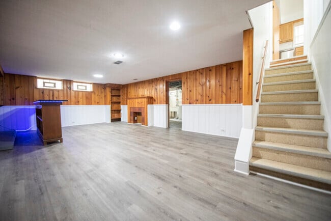 Building Photo - 5976 Hodgman Dr