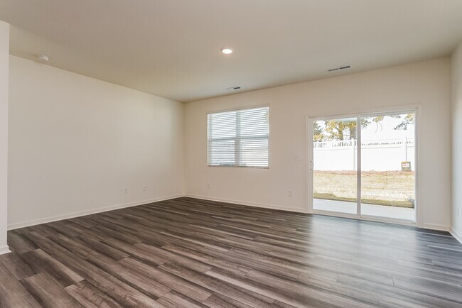 Building Photo - Fantastic 3bd/2ba home! Coming soon!