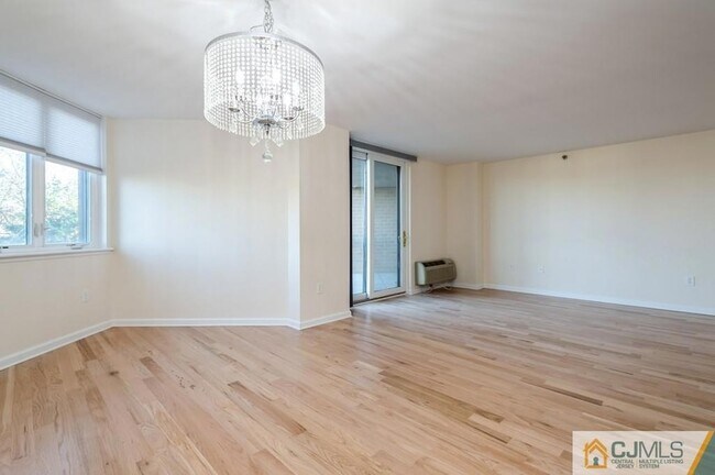 Building Photo - 30 S Adelaide Ave