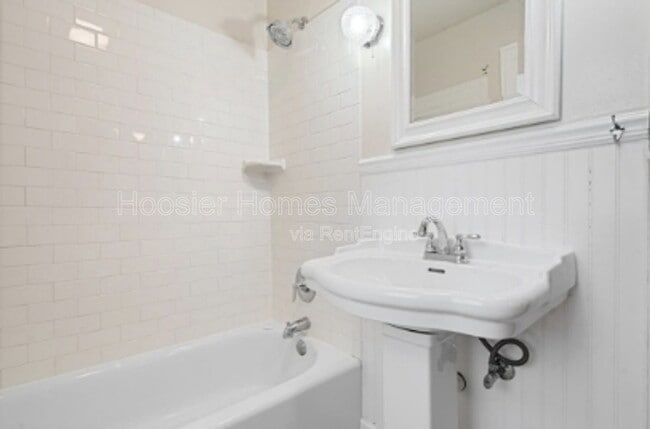 Building Photo - 4652 N Kenwood Ave