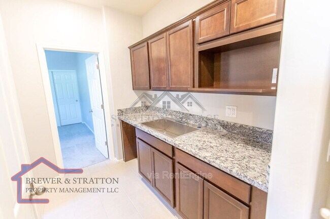 Building Photo - 495 E Rio Pl