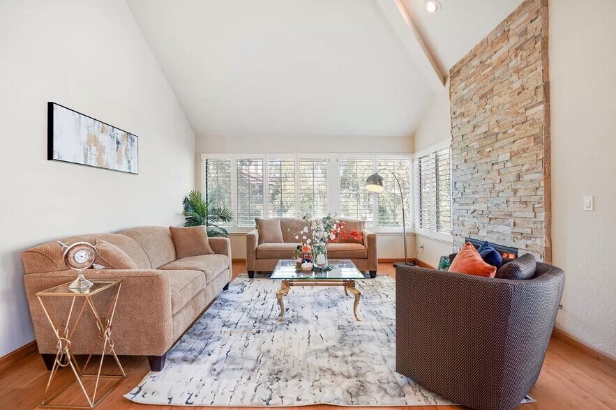 Building Photo - 3056 Lakemont Dr