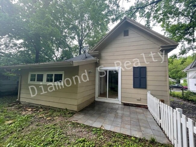 Building Photo - 3 Bedroom Home Available Early June!
