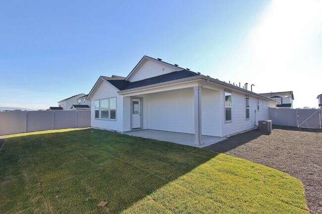 Building Photo - Immaculate Single-Level Home