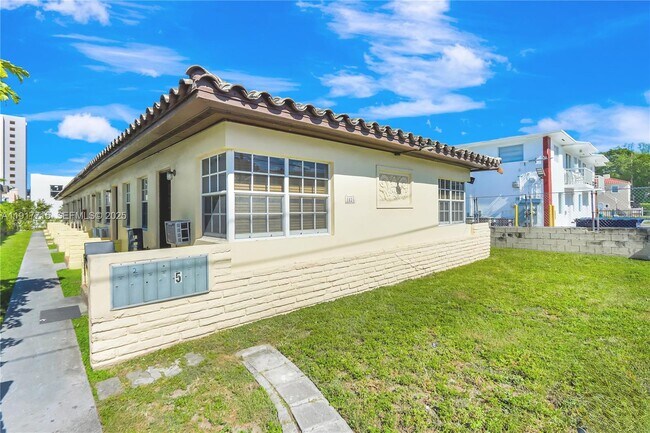 Building Photo - 1021 SW 3rd St