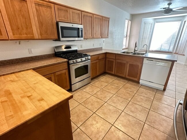 Building Photo - HOUSE - VILLAGE OF OAK CREEK