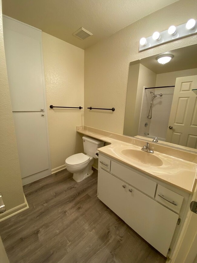 Building Photo - 3 Bedroom / 2 Bath Great Corner Lot in Travis District