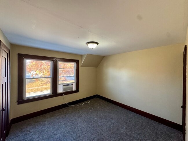 Building Photo - Updated 2BR Townhome Across from Stephens Park