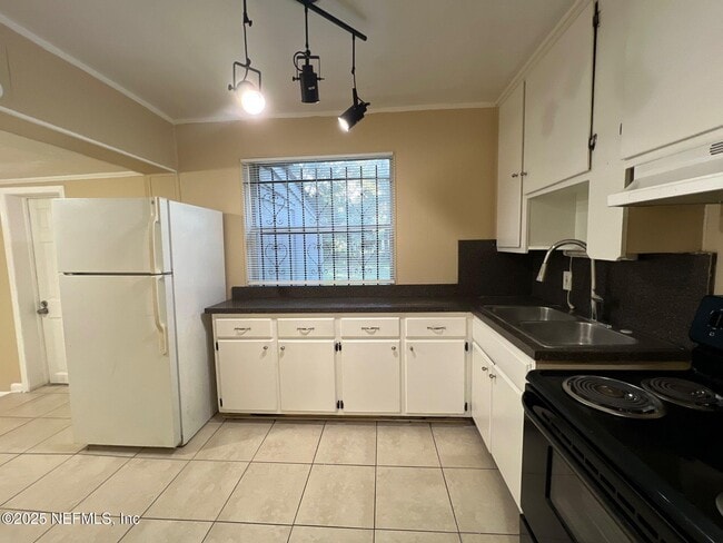 Building Photo - 3070 W 15th St