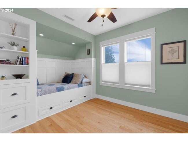 Building Photo - Beautifully updated, furnished home with wrap around porch and Columbia River Views!