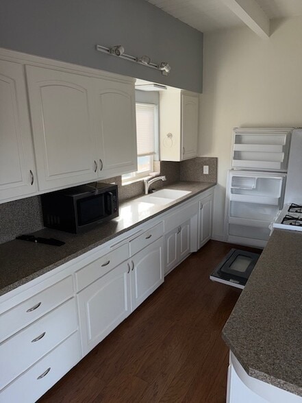 Building Photo - 1534 Manhattan Beach Blvd