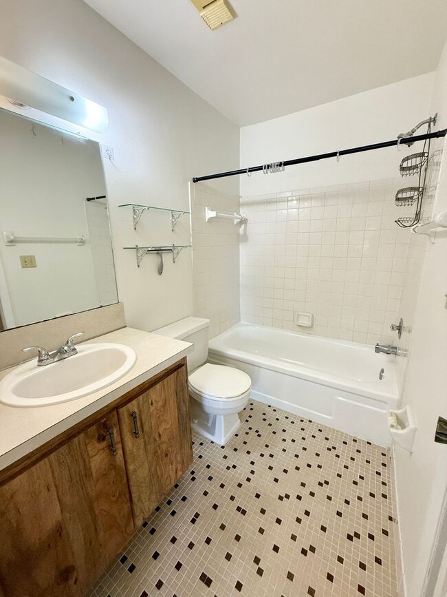 Building Photo - Serene Living at Townhomes of Lake Seminole 2/1.5 - 2 story condo