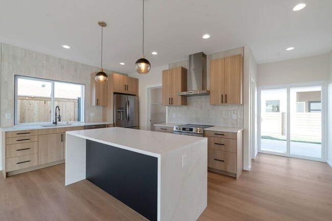 Building Photo - Beautiful 1 year old home in Pacific Wa