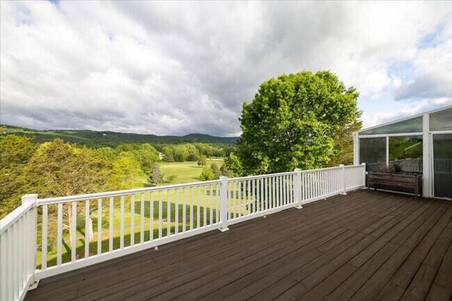 Building Photo - Bright and Spacious Home on Cascades Rd