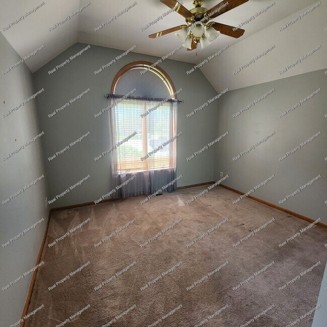 Building Photo - Gorgeous 4 Bedroom Ranch