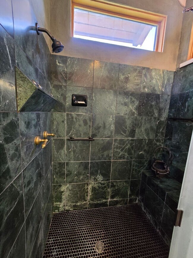 Building Photo - Furnished, 6-12 month rental