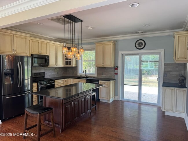 Building Photo - 196 Willow Dr