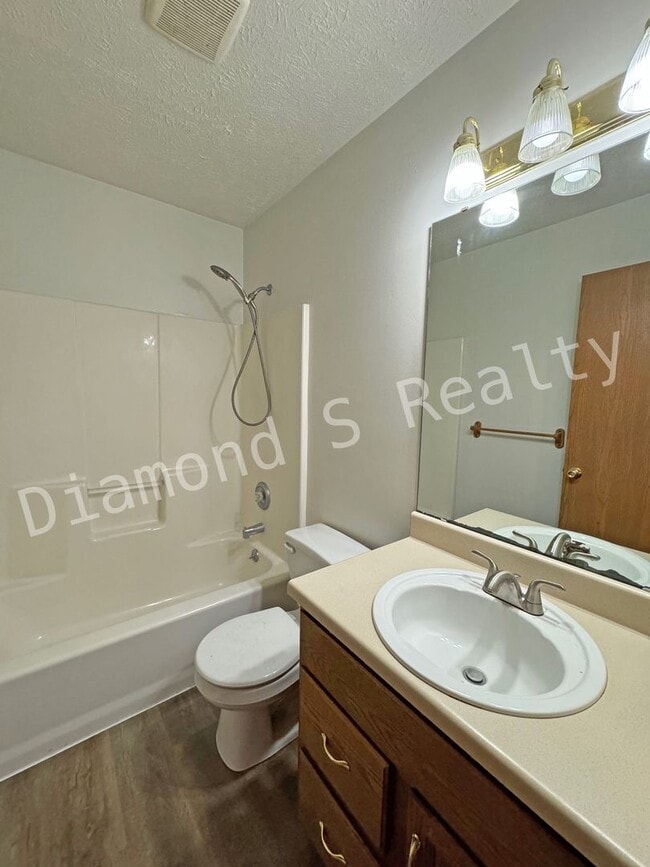 Building Photo - 3 Bedroom Home Located in Established Neighborhood!