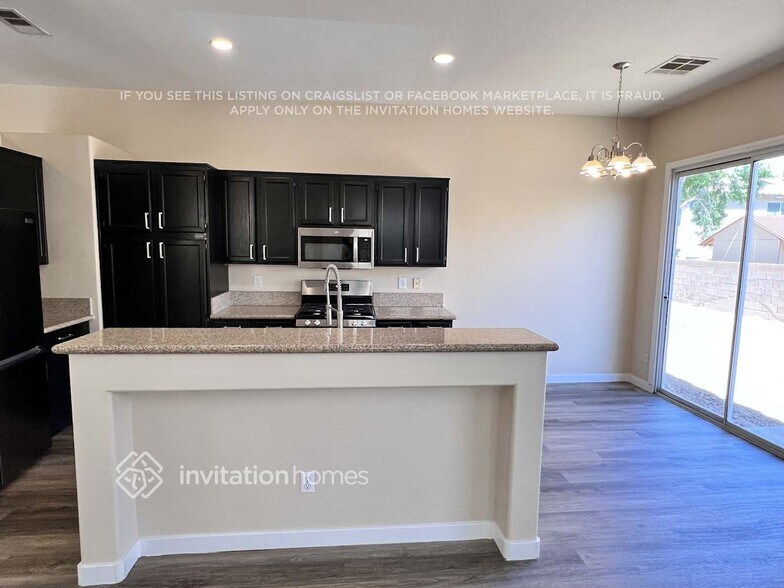 Building Photo - 2204 Maple Shade St