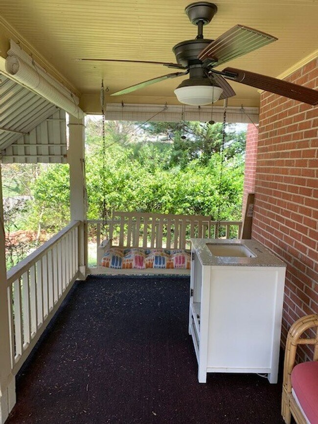 Building Photo - Single Family Located in a Quiet Residential Neighborhood