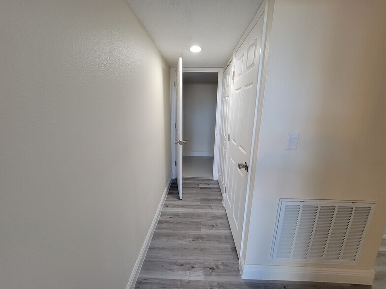 Building Photo - 500 Treasure Island Cswy