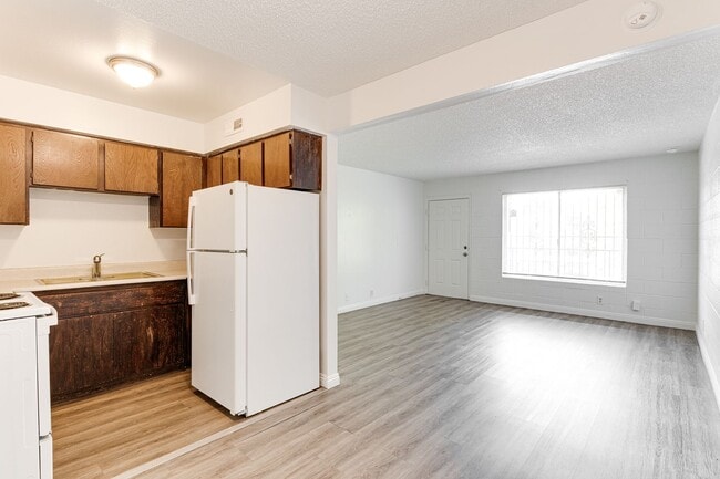Building Photo - Charming Upstairs Unit with Prime Location...